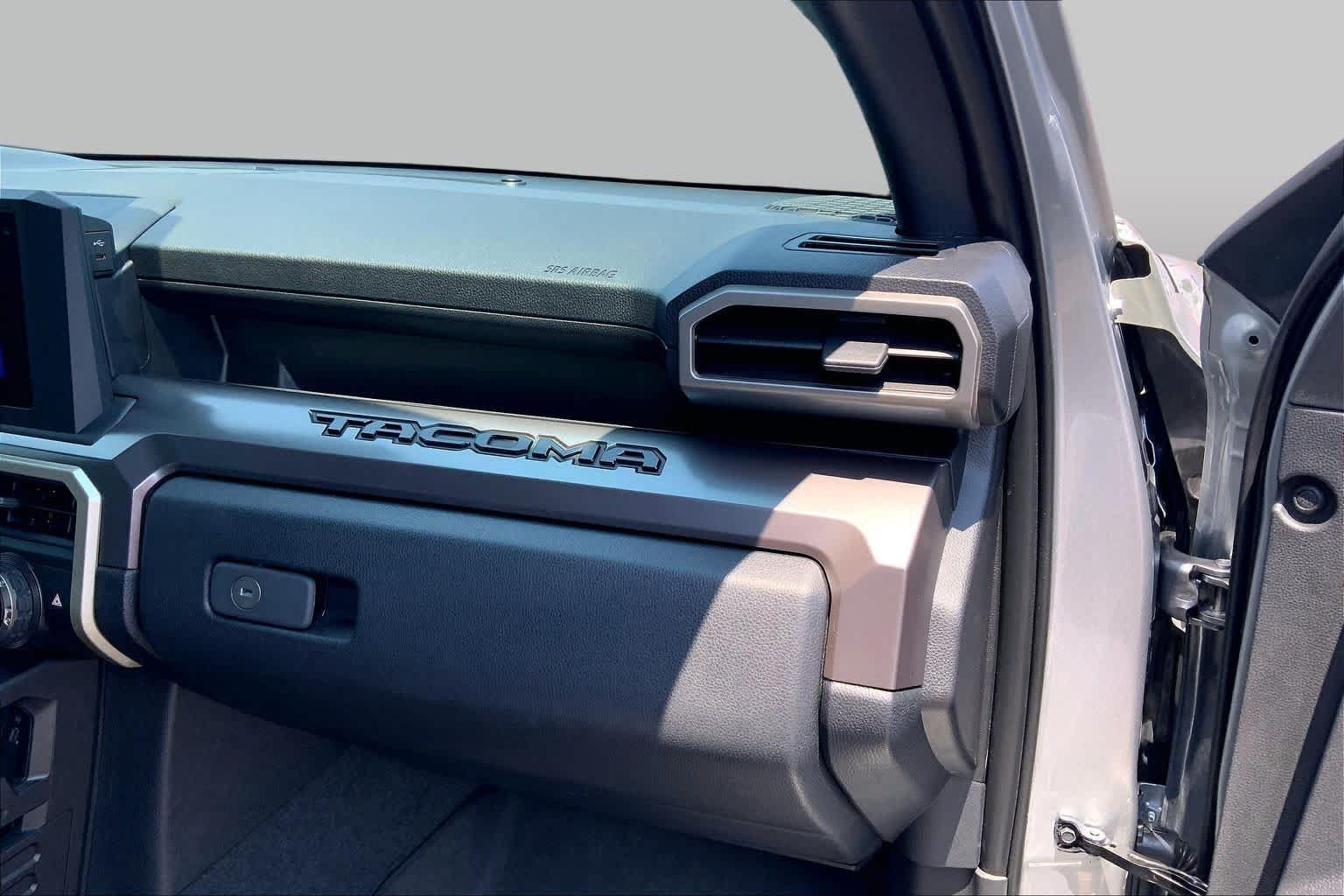Used 2025 Toyota Tacoma SR5 AWD/4WD image 19