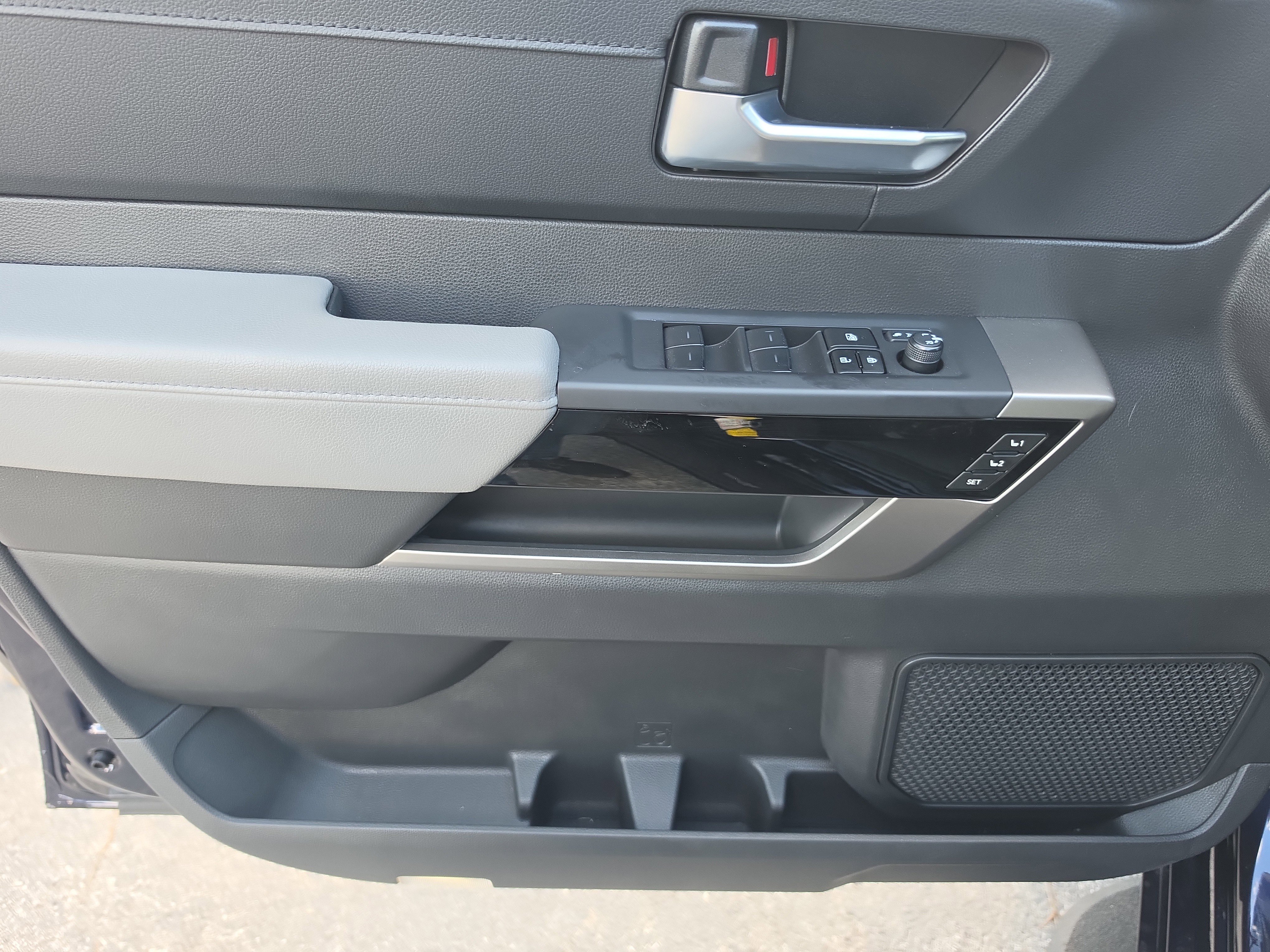 Used 2025 Toyota Sequoia Limited image 16