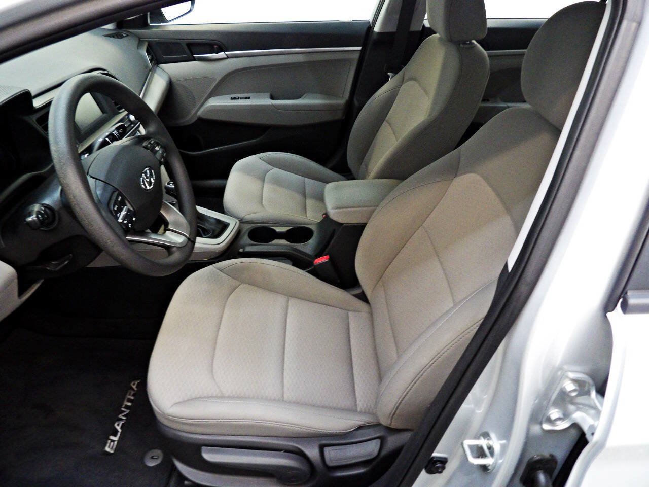Used 2019 Hyundai Elantra SE FWD image 8