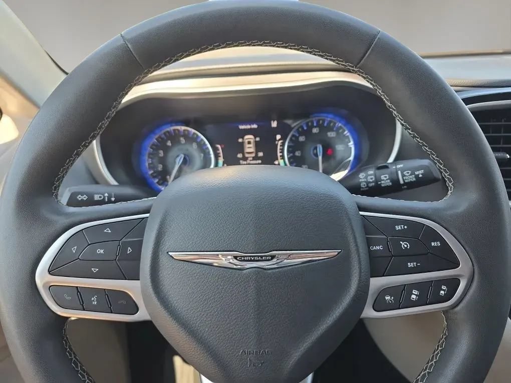 Used 2023 Chrysler Pacifica Touring-L FWD image 15