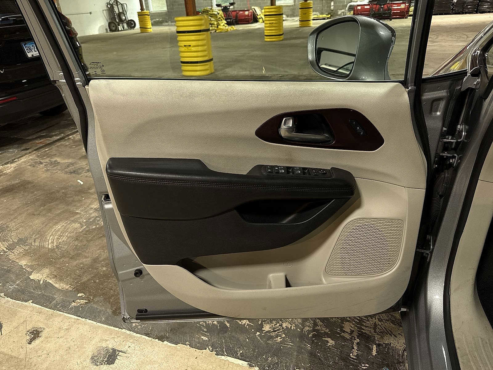 Used 2019 Chrysler Pacifica Limited image 32