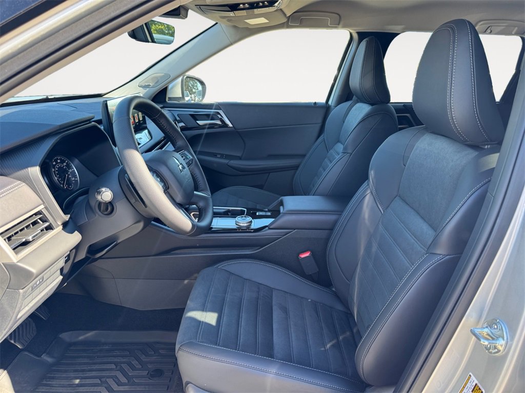 New 2025 Mitsubishi Outlander SE image 9