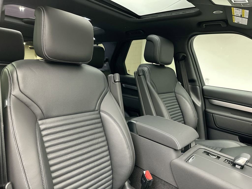Certified 2025 Land Rover Discovery Dynamic SE AWD/4WD image 4