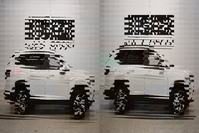 Used 2025 Volkswagen Atlas SE image 2