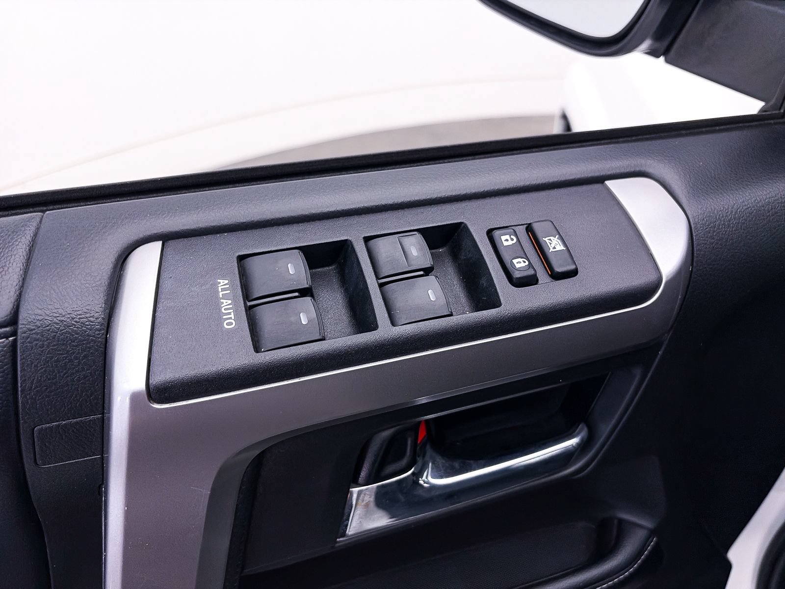 Used 2018 Toyota 4Runner SR5 AWD/4WD image 15