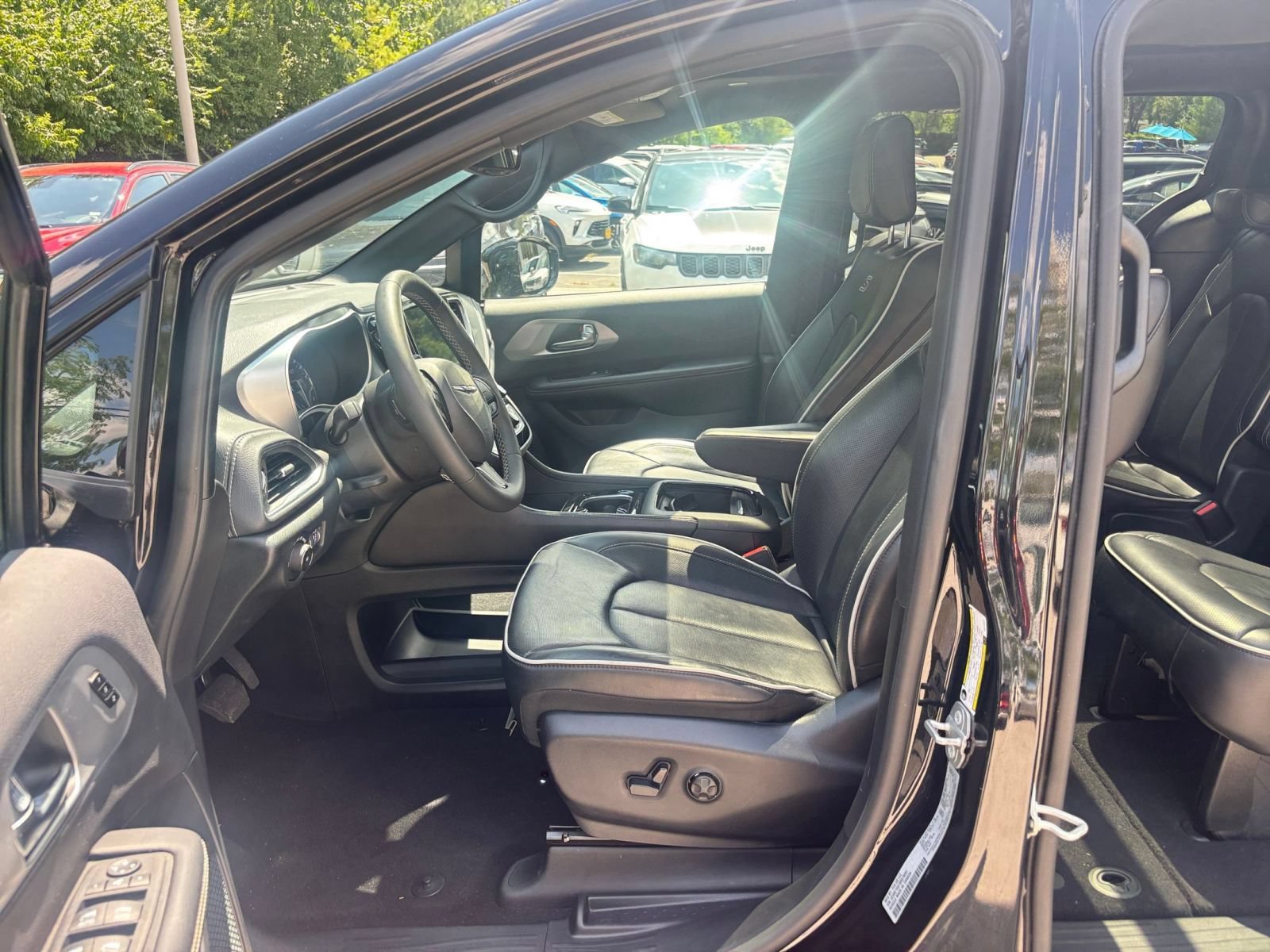 Used 2025 Chrysler Pacifica Limited FWD image 28