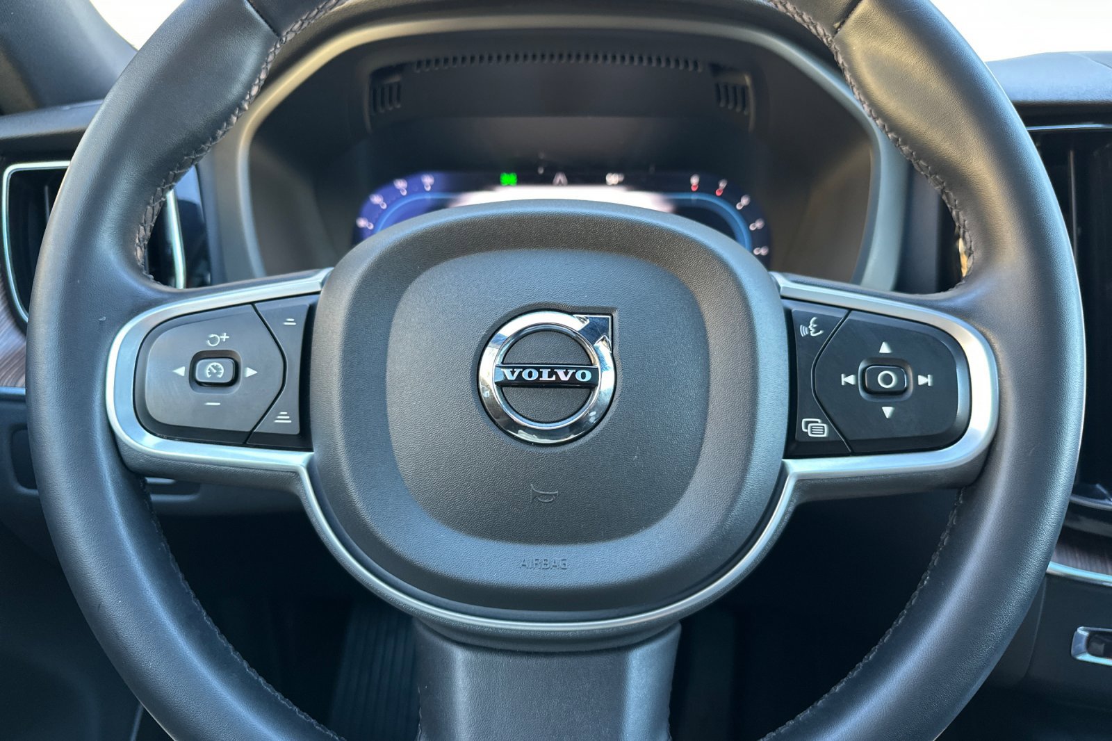 Certified 2022 Volvo XC60 B5 Momentum image 28