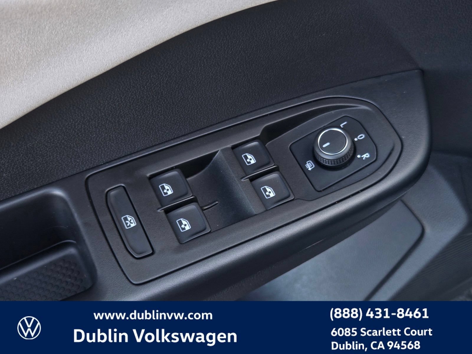 Certified 2025 Volkswagen Taos SE w/ Panoramic Sunroof Package FWD image 11
