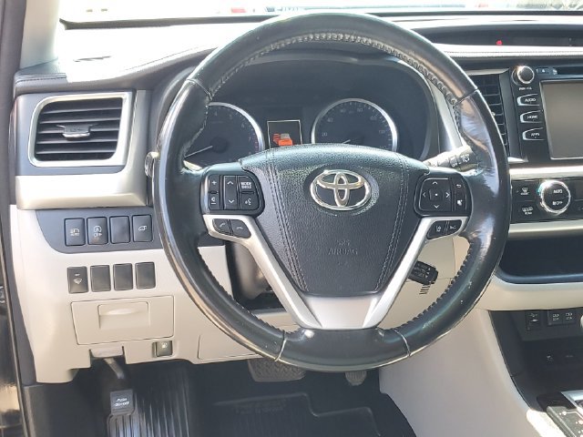 Used 2017 Toyota Highlander Plus AWD/4WD image 13