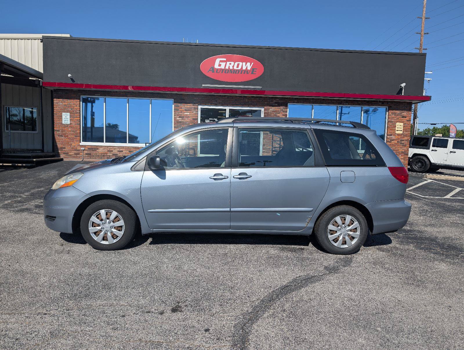 Used 2010 Toyota Sienna FWD image 4