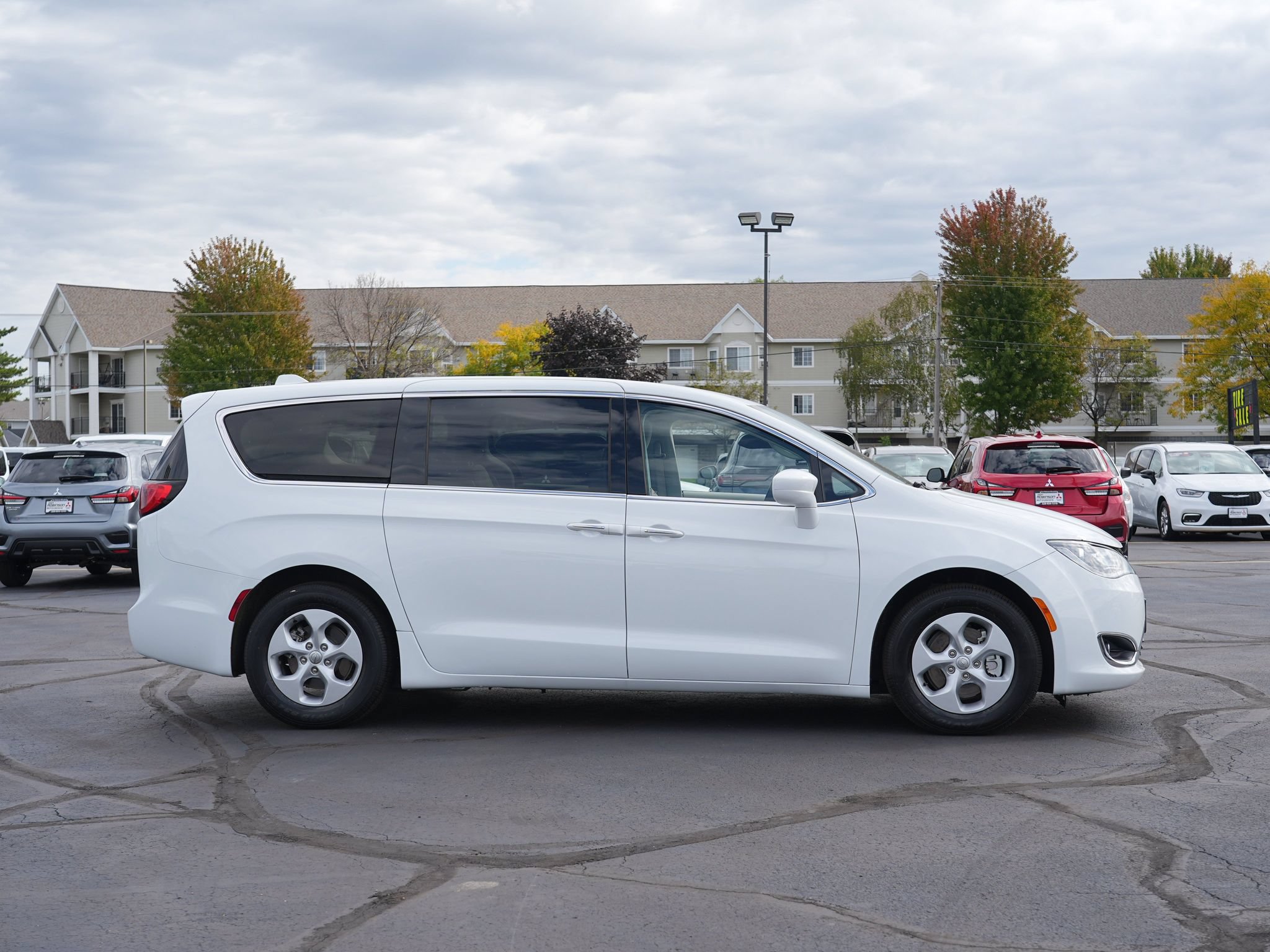 Used 2018 Chrysler Pacifica Touring Plus FWD image 2