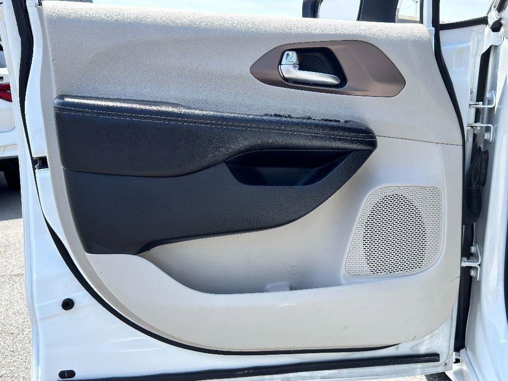 Used 2020 Chrysler Voyager L image 15