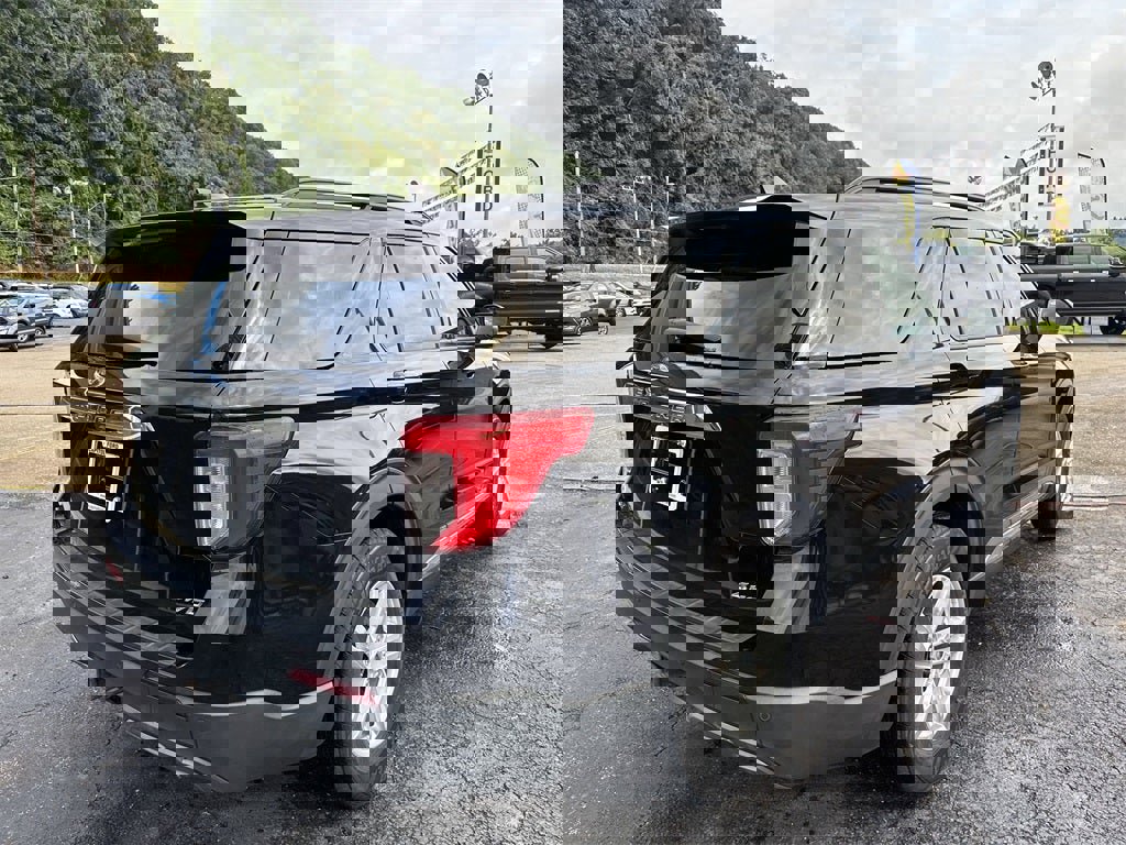 Used 2022 Ford Explorer XLT w/ Equipment Group 202A image 4