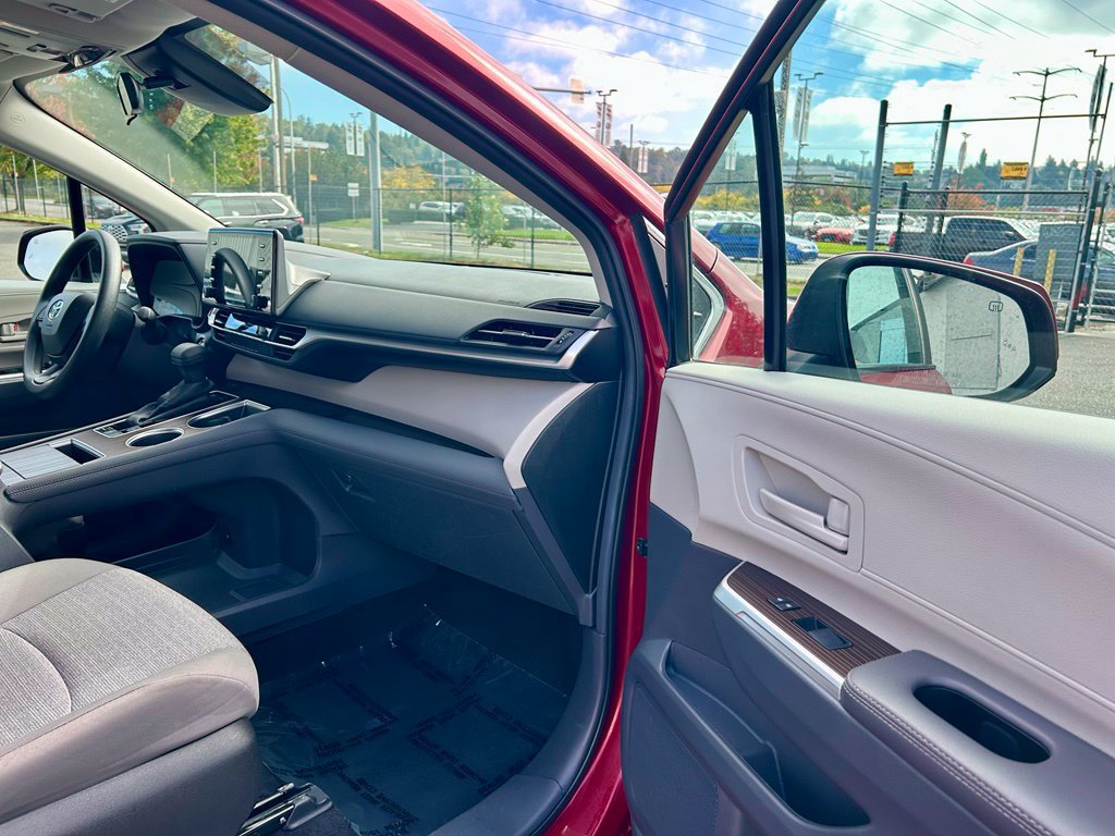 Certified 2024 Toyota Sienna LE AWD/4WD image 17