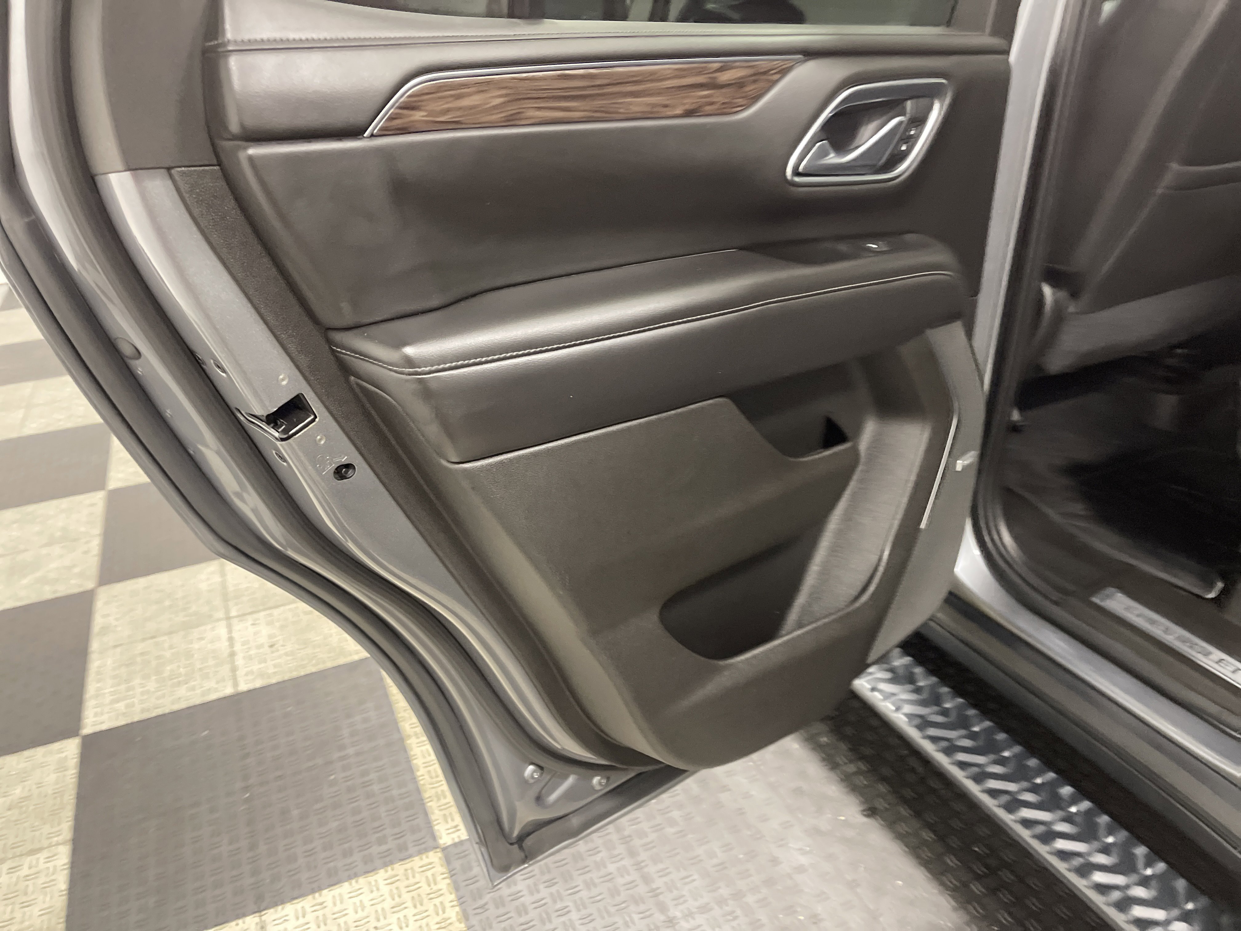 Used 2021 Chevrolet Tahoe Z71 w/ Z71 Off-Road Package AWD/4WD image 15
