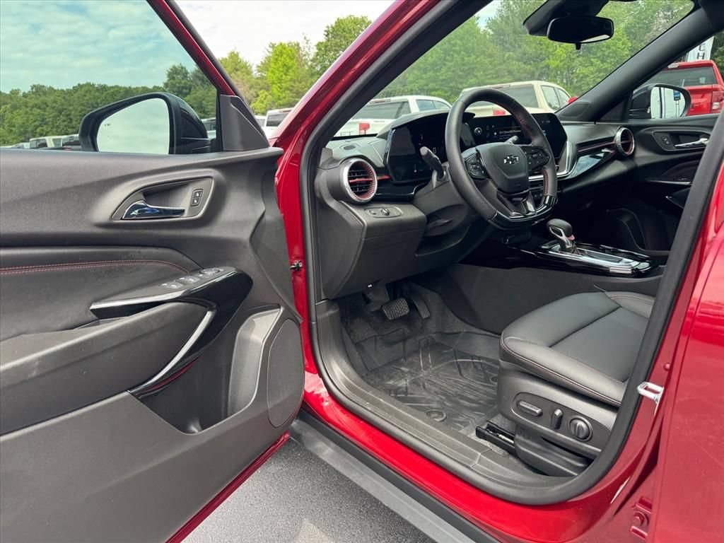 Used 2025 Chevrolet Trax RS w/ Sunroof Package FWD image 13