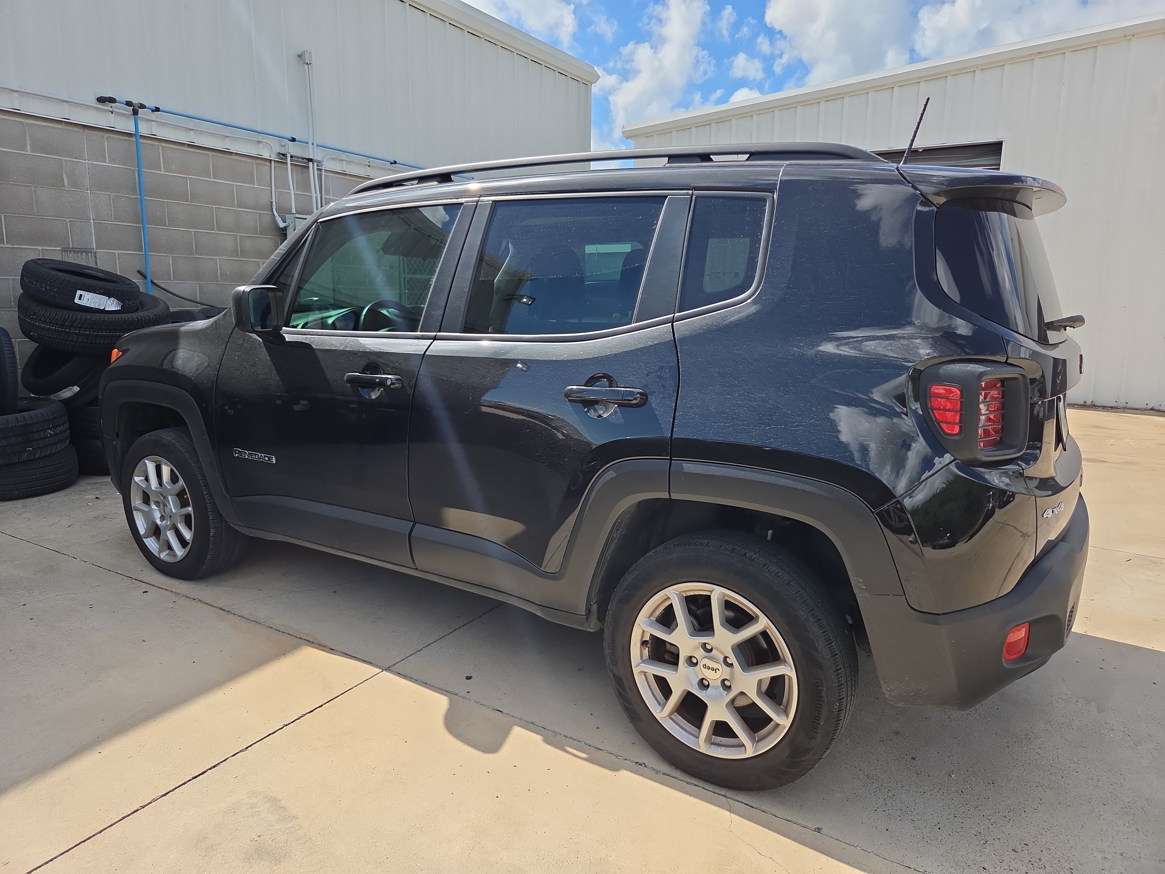 Used 2022 Jeep Renegade Latitude w/ Sun/Sound Group AWD/4WD image 4