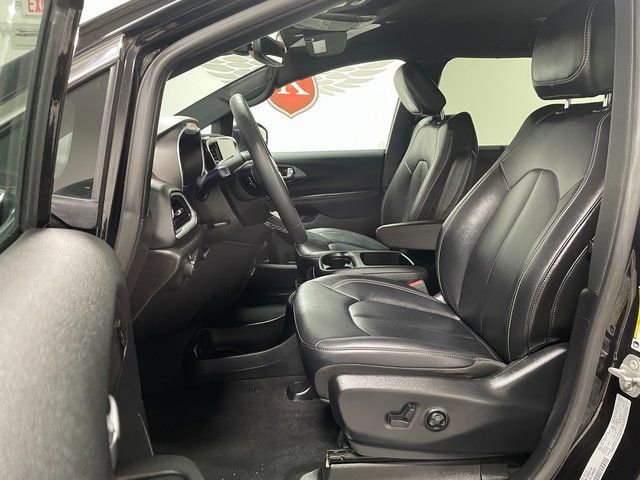 Used 2025 Chrysler Pacifica Select FWD image 10