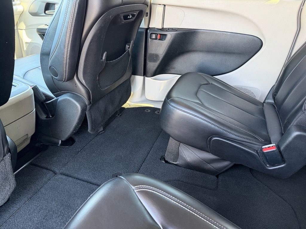 Used 2023 Chrysler Pacifica Touring-L image 15