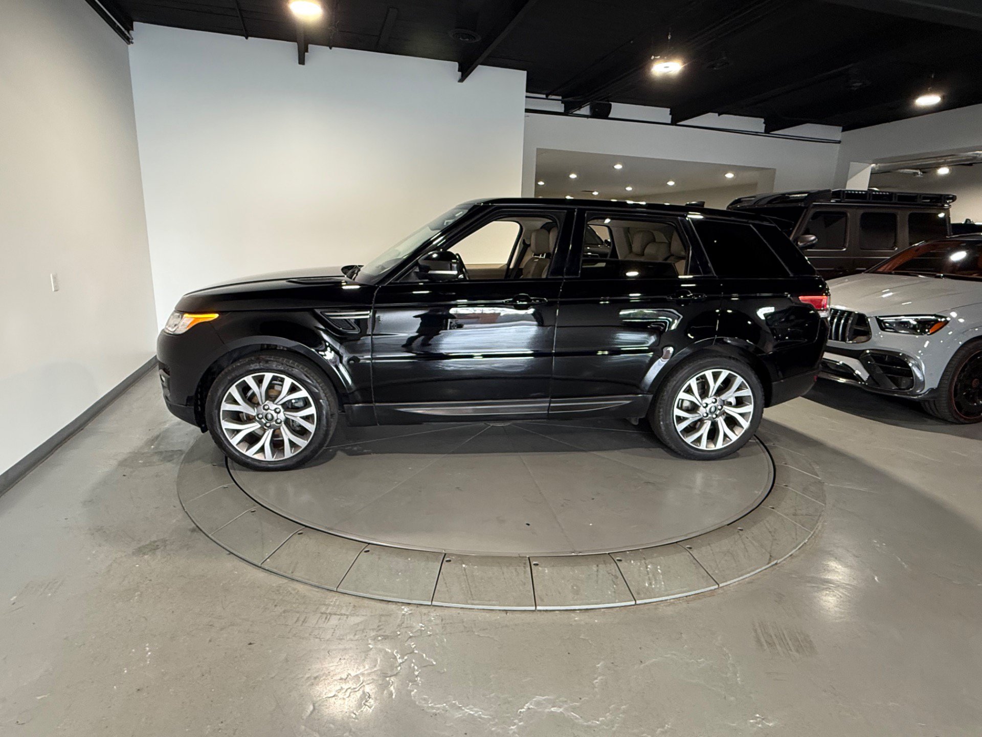 Used 2017 Land Rover Range Rover Sport SE AWD/4WD image 7