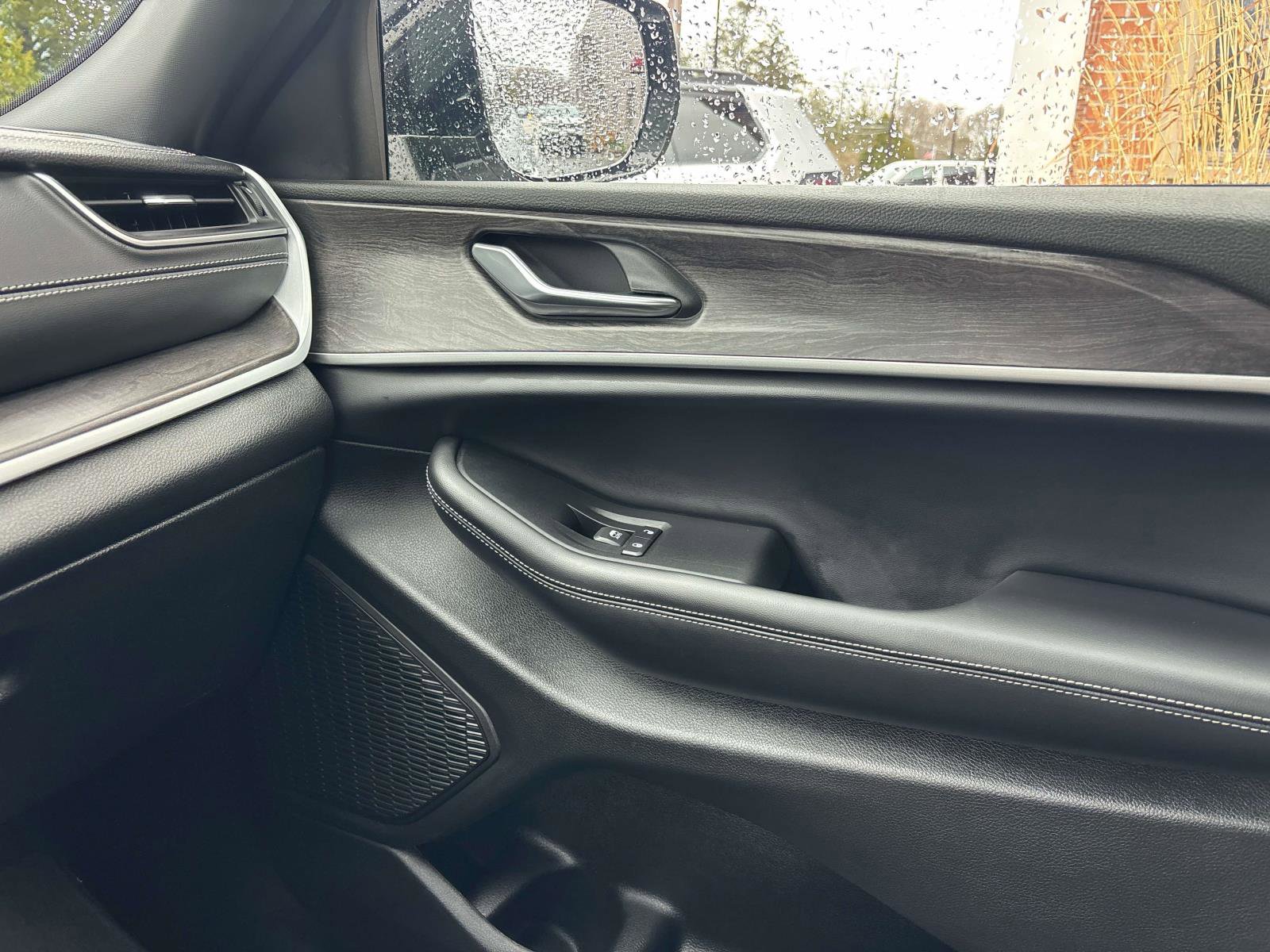 Used 2024 Jeep Grand Cherokee Limited image 26