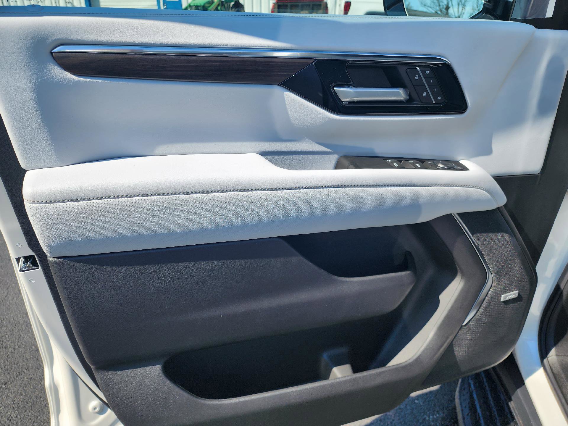 New 2025 Chevrolet Suburban Premier image 12