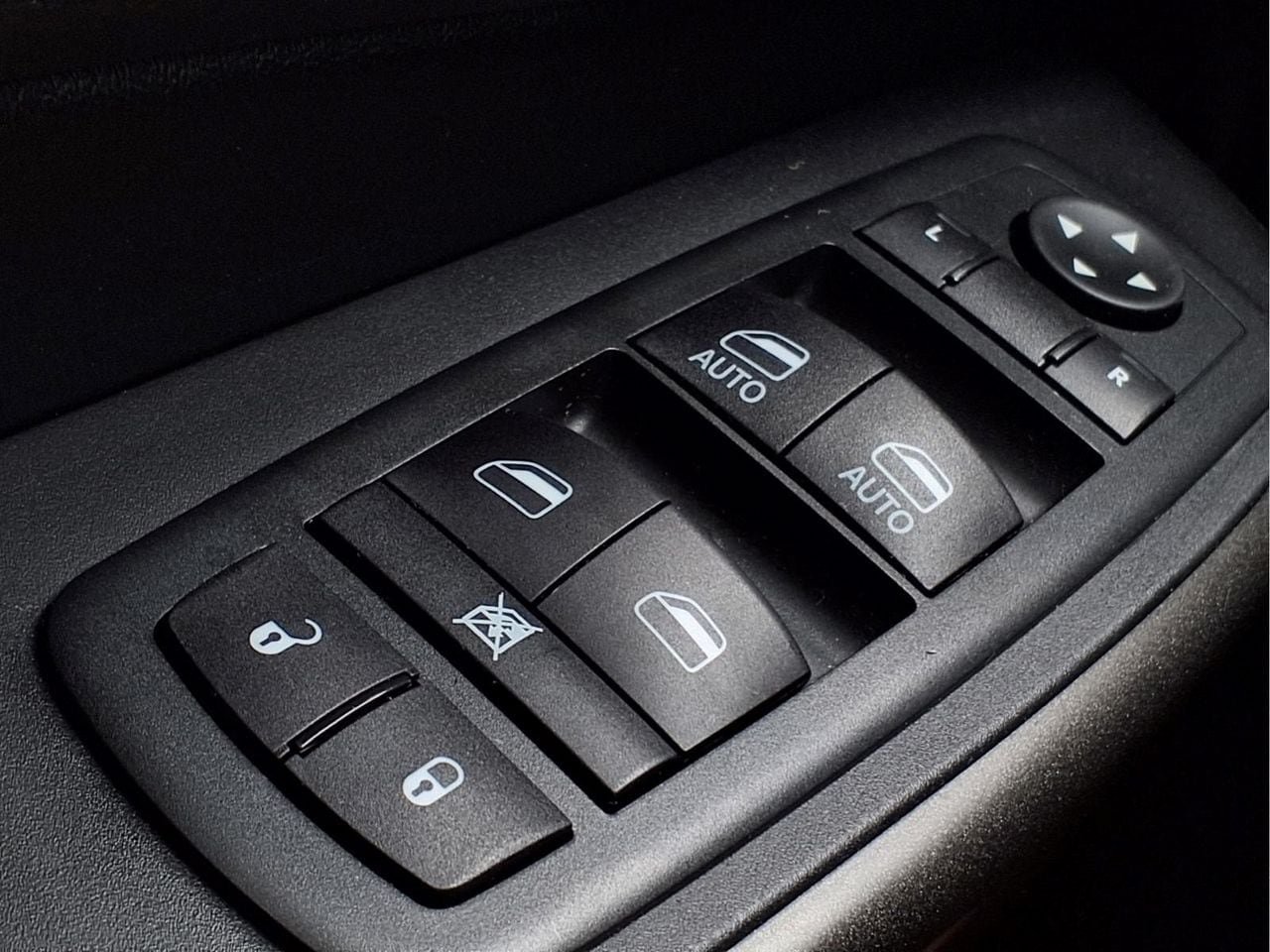 Used 2021 Jeep Cherokee Trailhawk AWD/4WD image 25