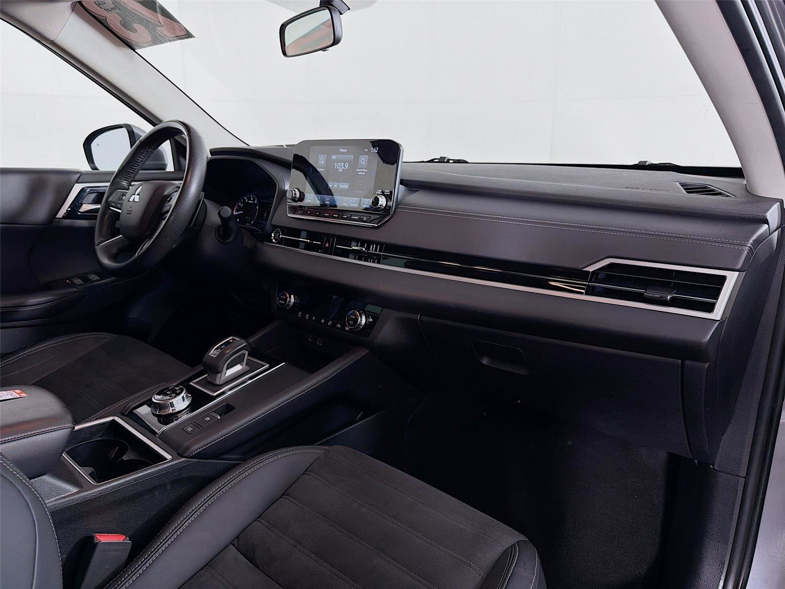 Used 2023 Mitsubishi Outlander SE image 28