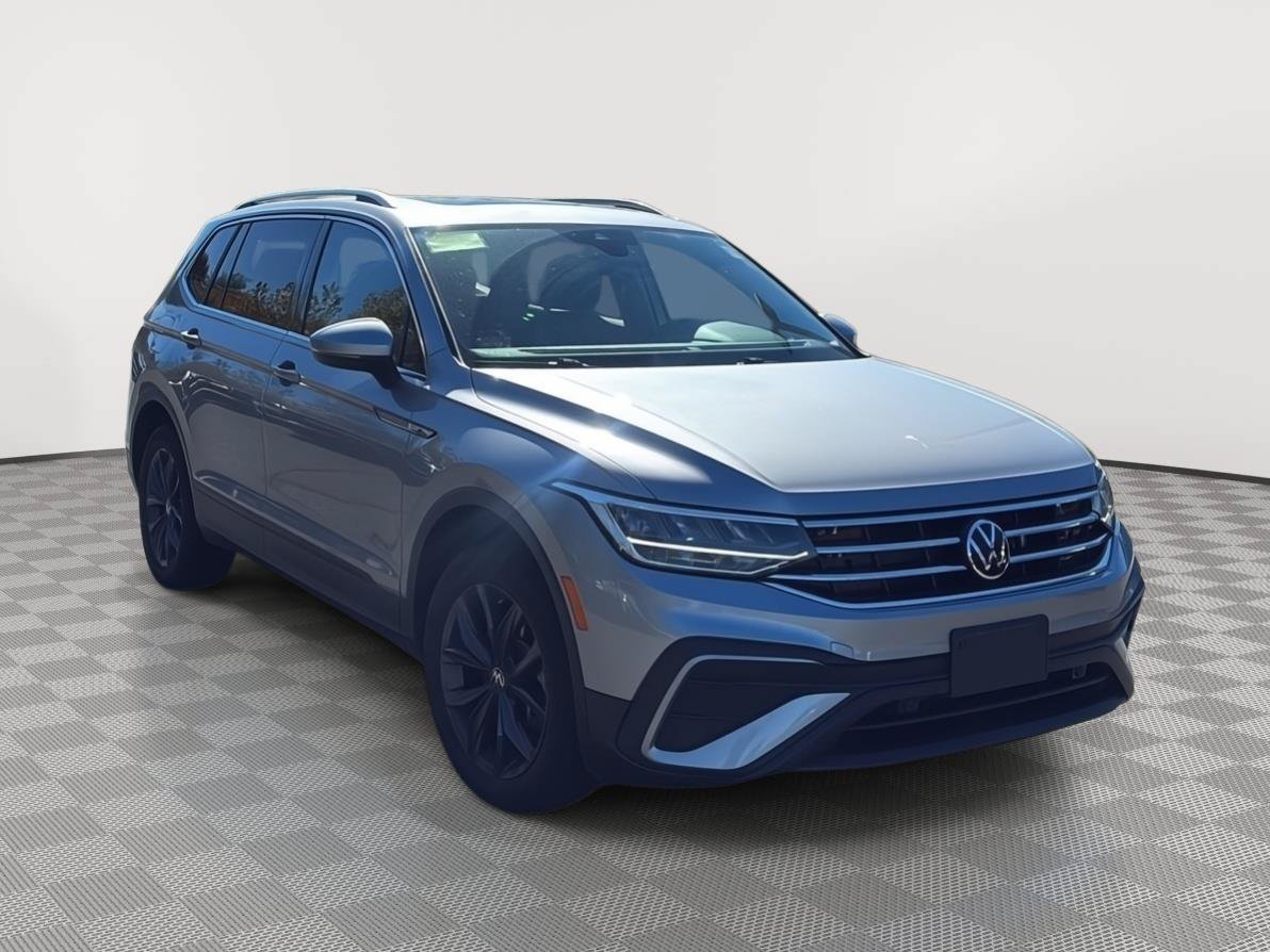 Used 2023 Volkswagen Tiguan SE w/ Panoramic Sunroof Package AWD/4WD image 3