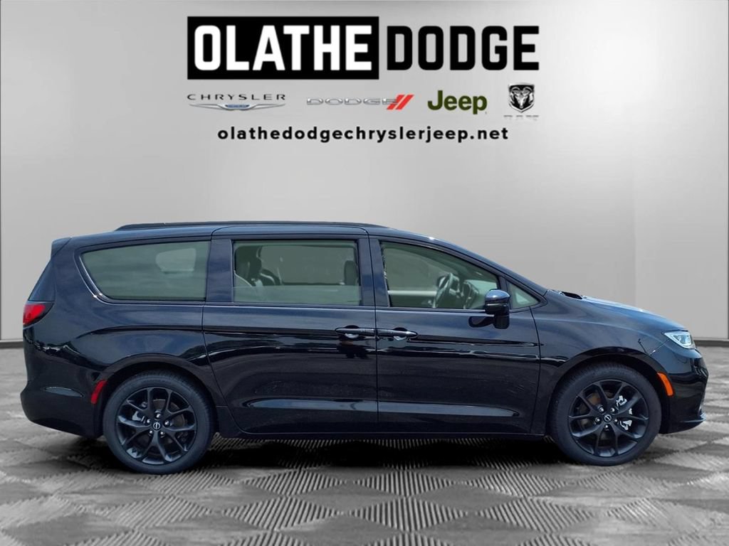 New 2026 Chrysler Pacifica Select w/ S Appearance Package FWD image 30
