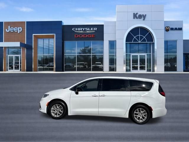 Used 2024 Chrysler Pacifica Touring-L image 2