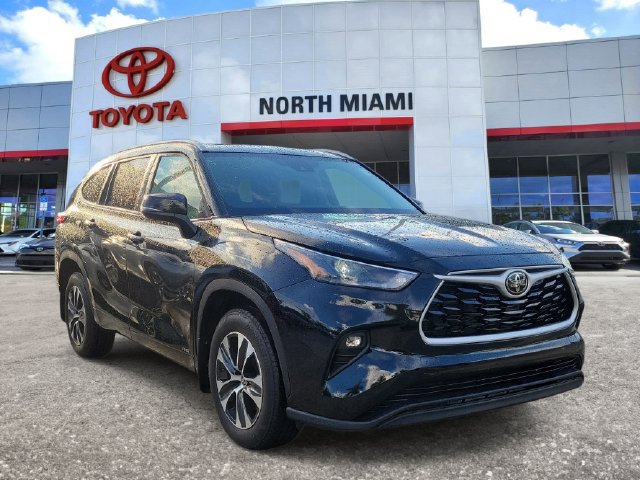 Used 2025 Toyota Highlander XLE AWD/4WD image 1