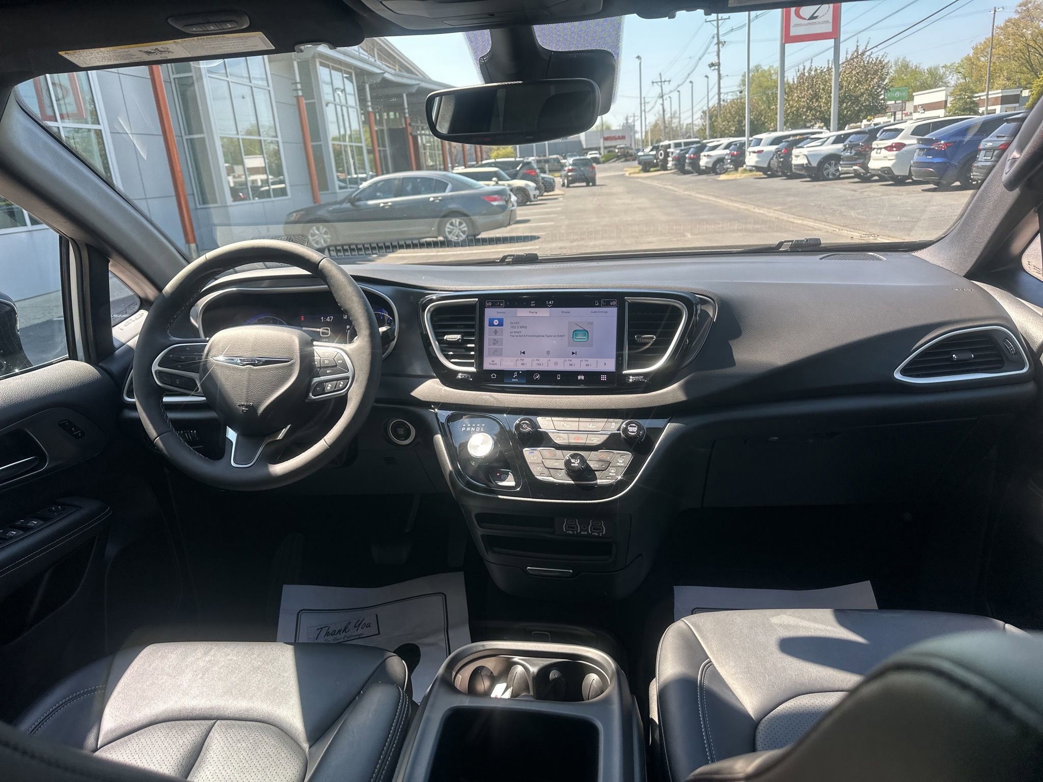 Used 2025 Chrysler Pacifica Select image 15