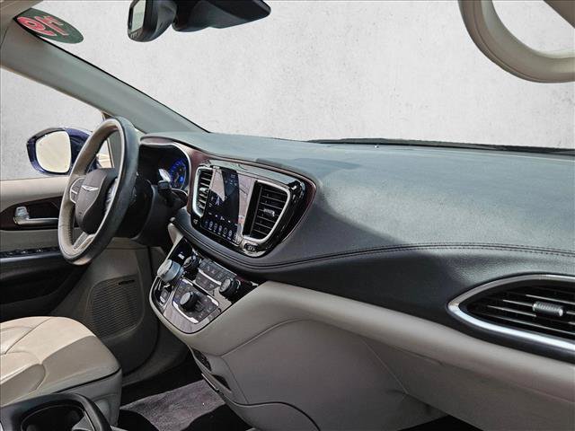 Used 2019 Chrysler Pacifica Limited w/ Tire & Wheel Group FWD image 18