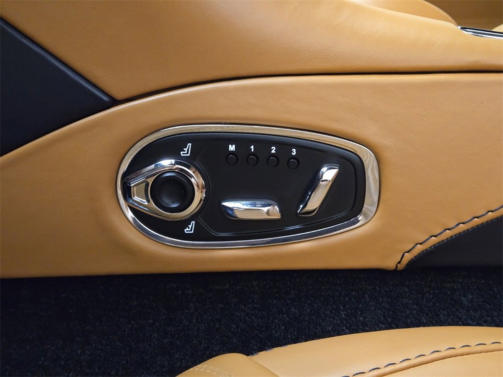 Used 2021 Aston Martin DB11 image 33