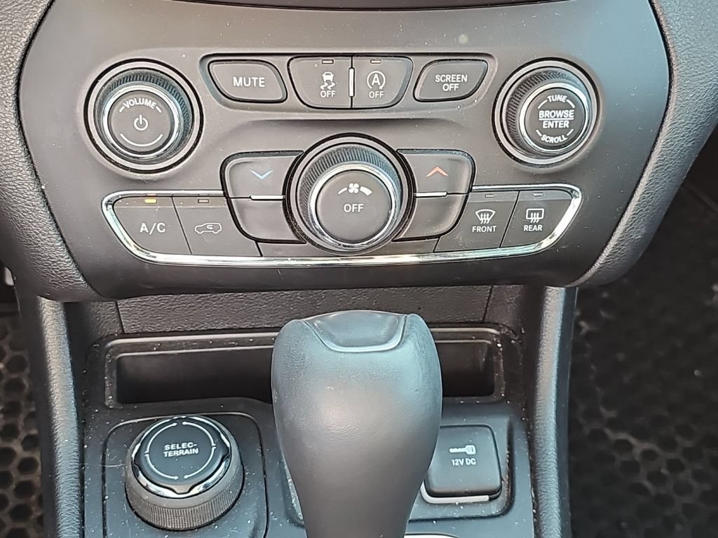 Used 2020 Jeep Cherokee Latitude Plus w/ Cold Weather Group AWD/4WD image 7