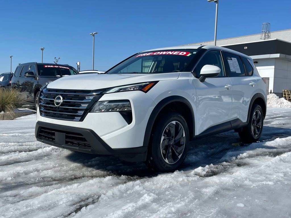 Used 2025 Nissan Rogue SV image 3