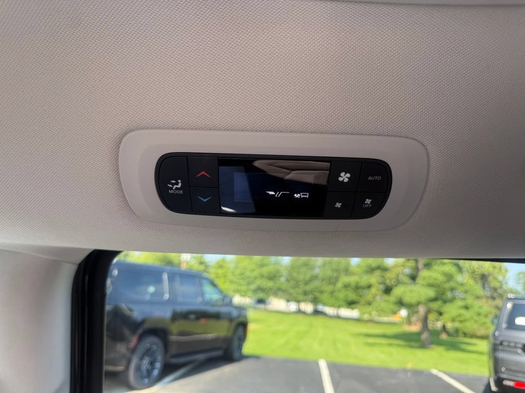 Used 2020 Chrysler Pacifica Touring w/ Advanced Safetytec Group FWD image 39