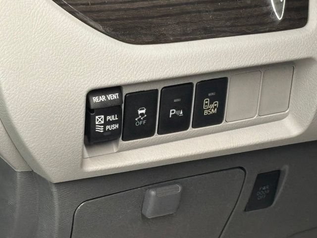 Used 2015 Toyota Sienna XLE w/ XLE Navigation Package FWD image 21