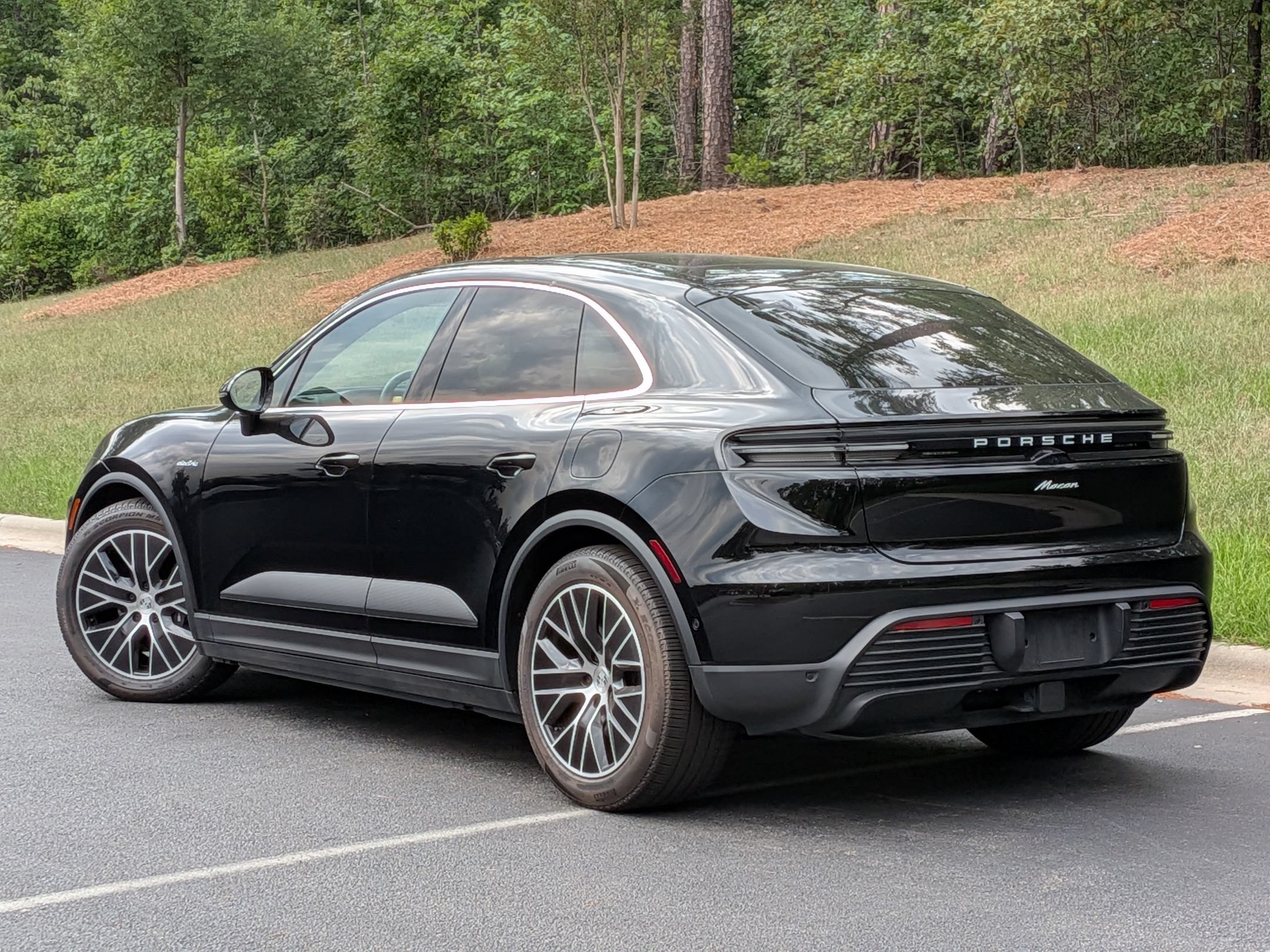 Used 2025 Porsche Macan Electric RWD image 3