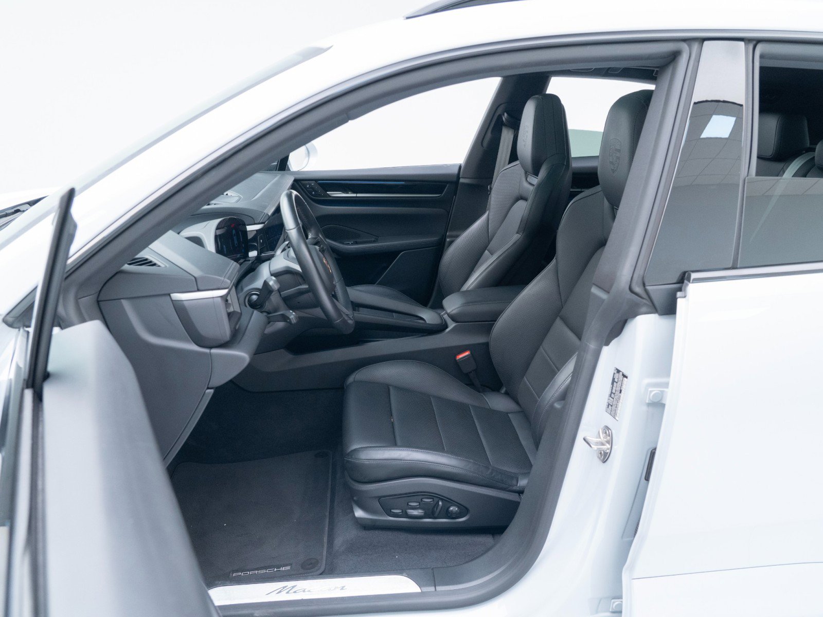 Certified 2025 Porsche Macan Electric image 18