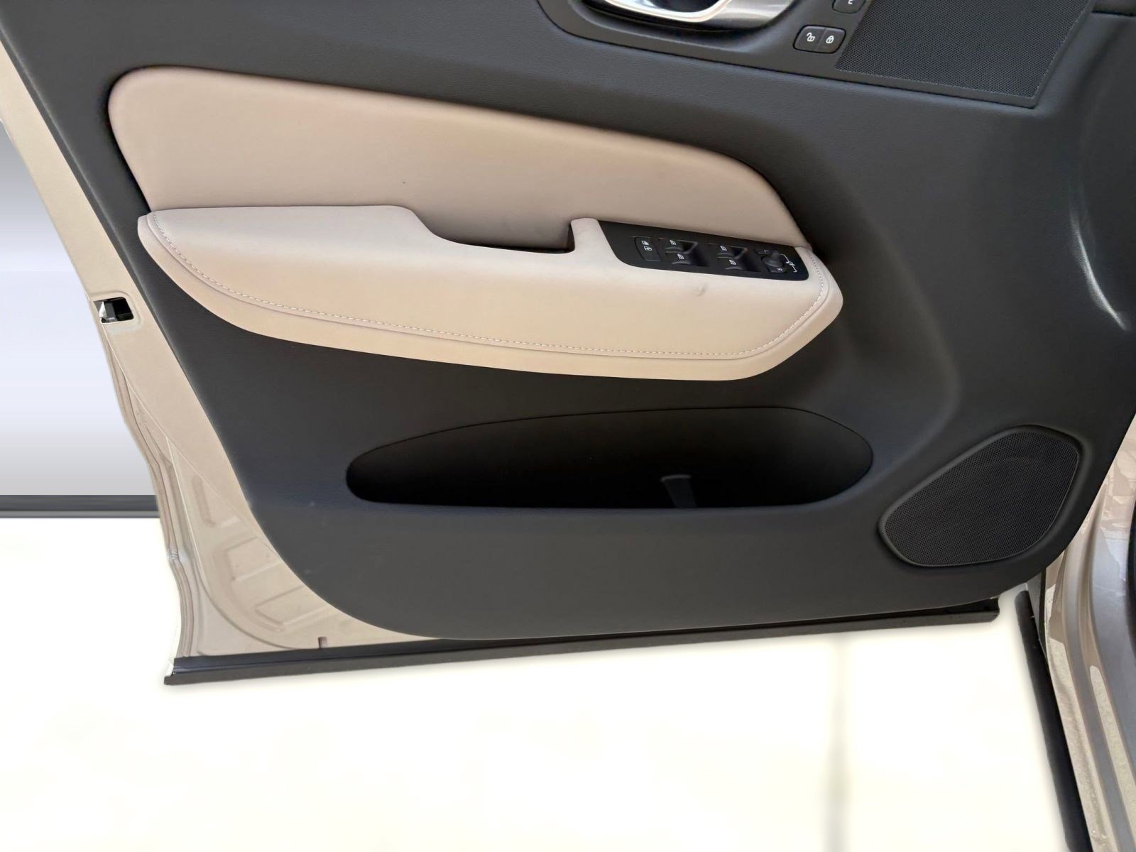 New 2026 Volvo XC60 B5 Plus w/ Climate Package image 23