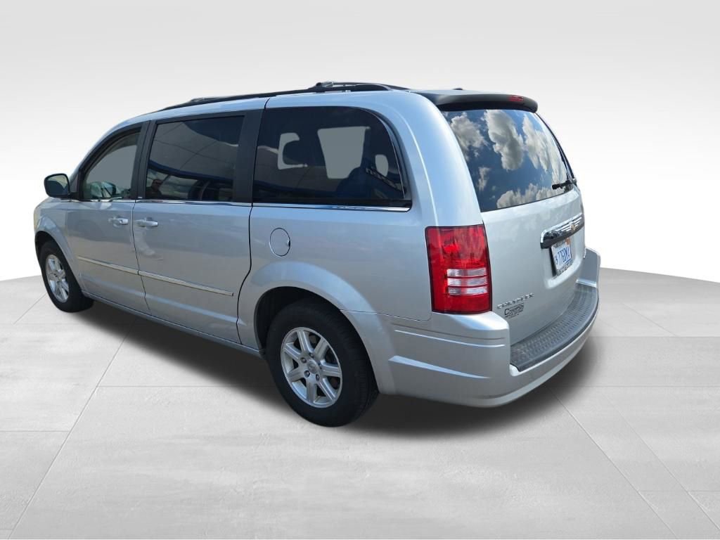 Used 2010 Chrysler Town & Country Touring w/ Entertainment Group #2 FWD image 4