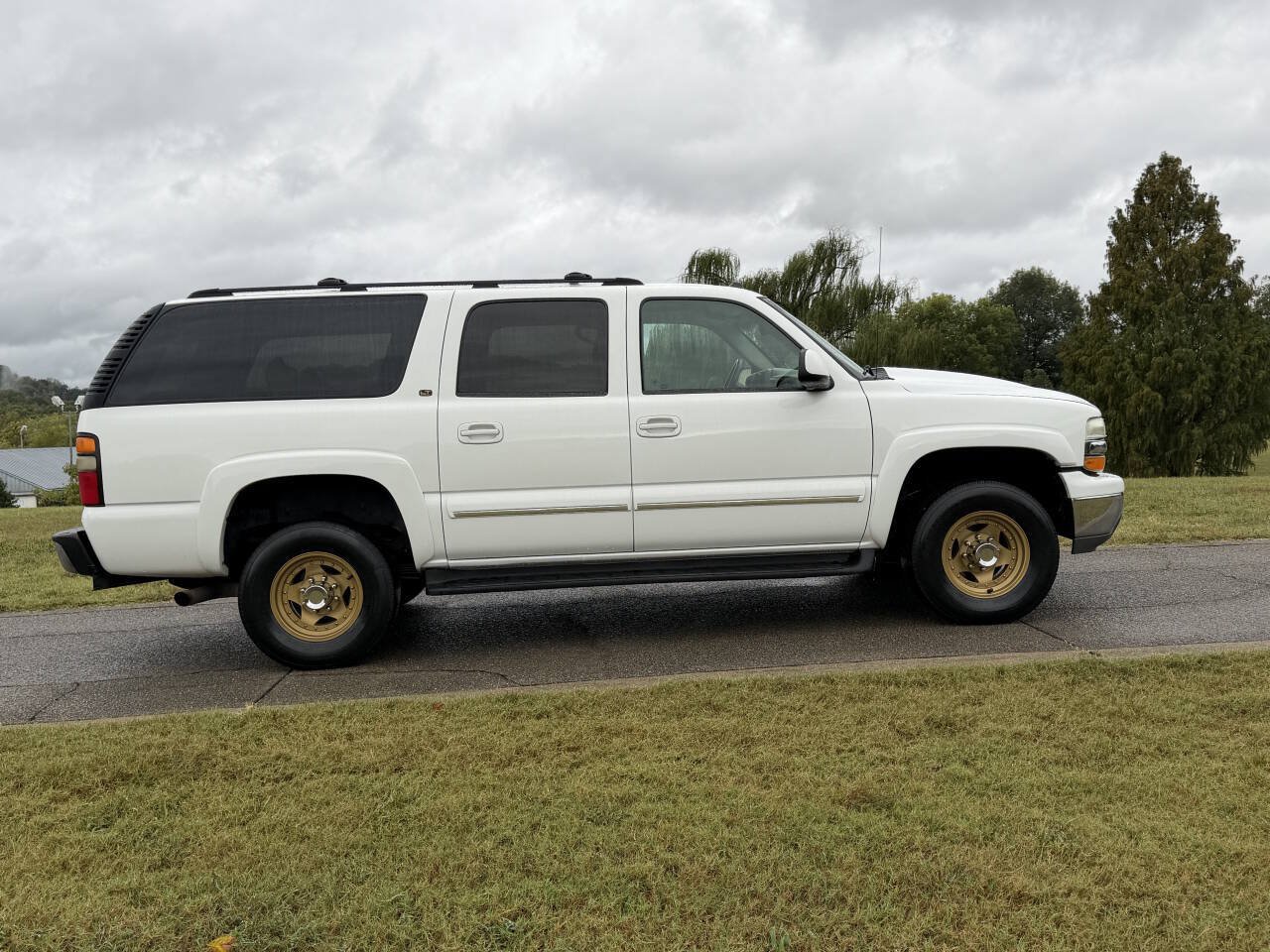 Used 2004 Chevrolet Suburban 2500 LT w/ Preferred Equipment Group AWD/4WD image 9