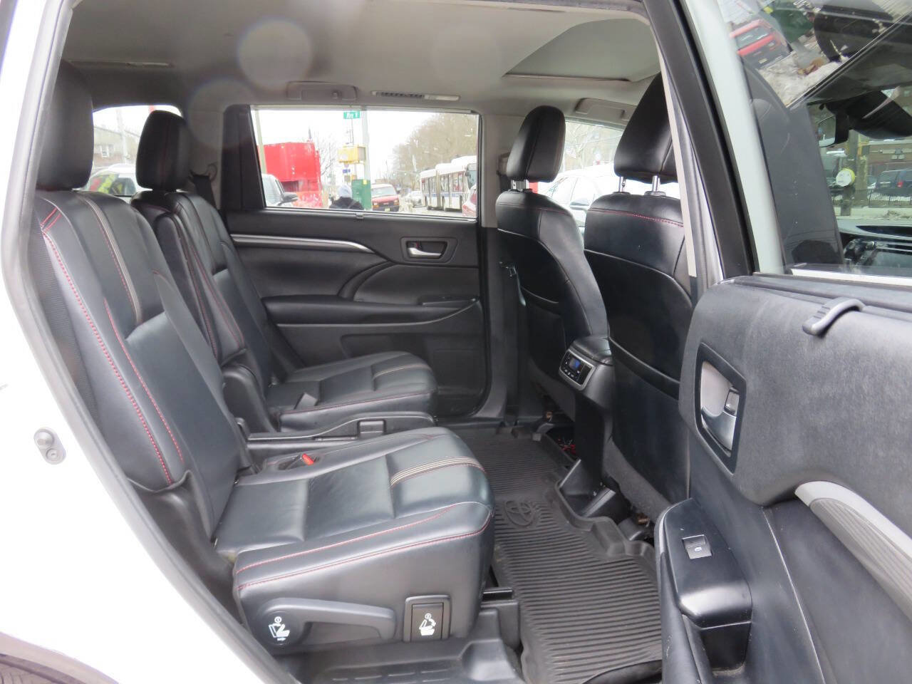 Used 2019 Toyota Highlander SE image 21
