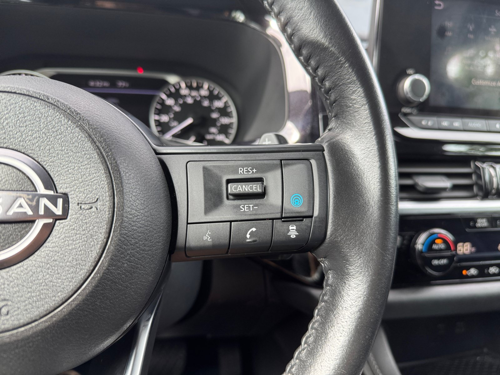 Used 2024 Nissan Pathfinder SV FWD image 29