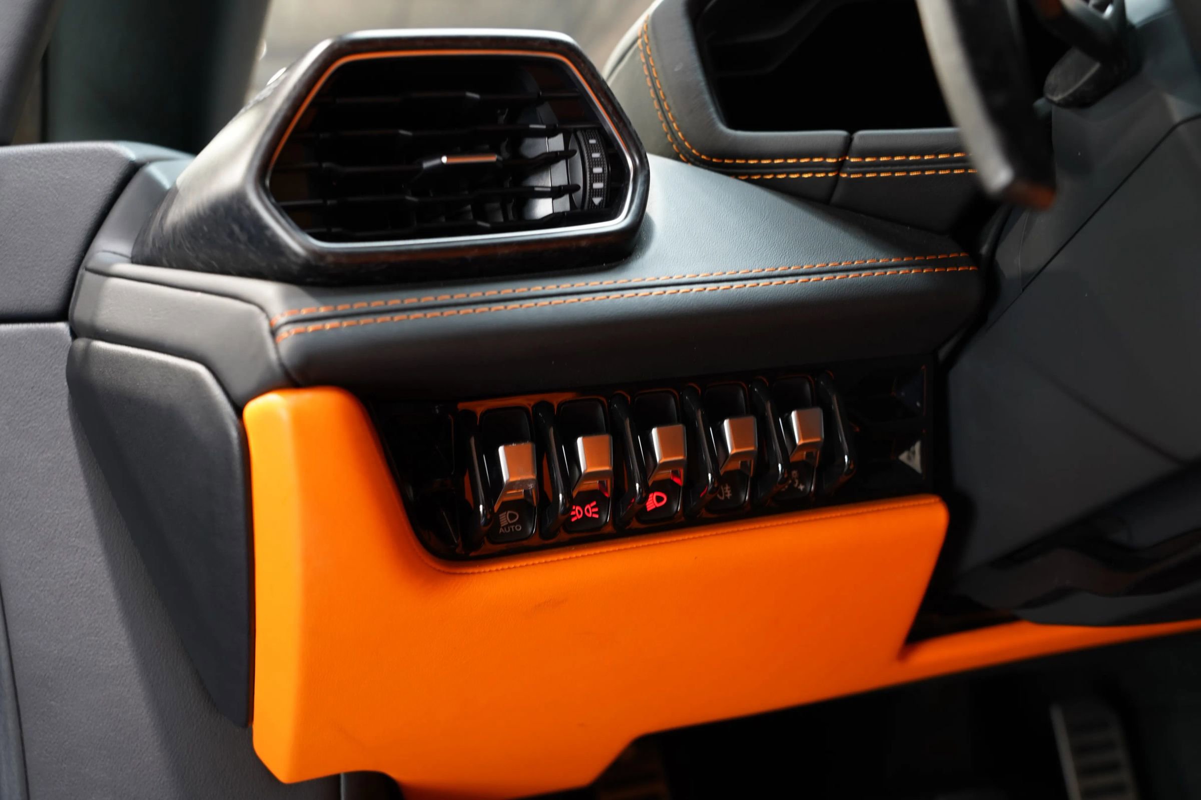 Used 2020 Lamborghini Huracan EVO image 45