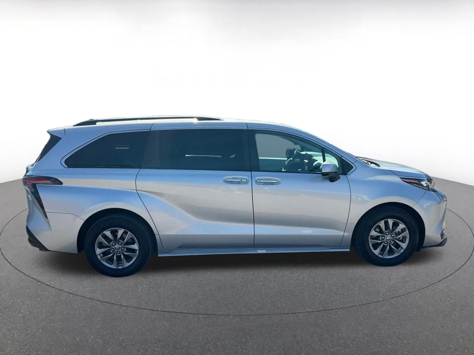 Used 2025 Toyota Sienna XLE FWD image 15