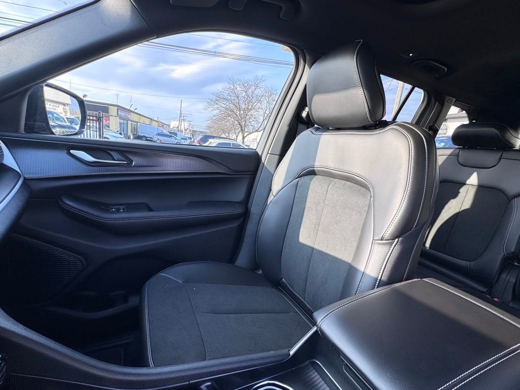 New 2025 Jeep Grand Cherokee Altitude AWD/4WD image 14