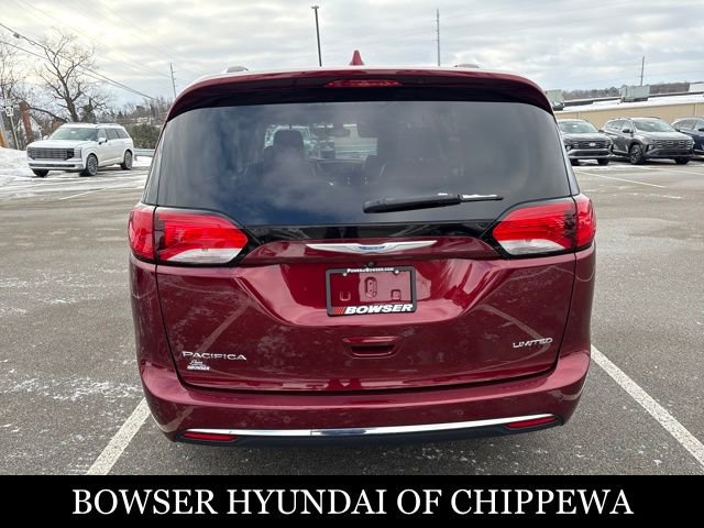 Used 2017 Chrysler Pacifica Limited image 4